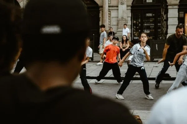 马德里竞技西甲开局深度观察：西蒙尼三中卫与格列兹曼状态分析